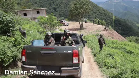 Guatemala, Cuilco. El Ejército de Guatemala desplegó un fuerte operativo en la frontera para no permitir el ingreso del crimen organizado, salvaguardar la integridad de los Mexicanos y Guatemaltecos. Miguen Ángel Orozco, del equipo Kaibil de Guatemala dijo que han movilizado tropas de fuerzas especiales, Kaibiles, Policía Militar para asegurar la frontera. Los soldados elaboraron una barricada de Tierra y colocaron ametralladoras apuntando hacía México. Un soldado dijo que ayer miraron los camiones monstruo, camionetas con gente armada.  #Chiapas #Guatemala #desplazado