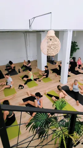 Os dejo por aqui un pedacito del taller de Rocket que dimos en Vibra Yoga con Lucia Monje directa desde Bali. 🌸 Os adelanto que en unos pocos meses incorporaremos rocket a nuestro horario 🤸💚 #rocketyoga #yogaenalicante #yoga #rocket #ashtanga #yogui #alicante #yogalover 