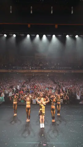 The audience was giving brat in New Orleans 🍎 #brat #OnTour #liveshow 