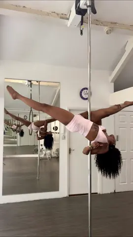 Jallegraaaa 😜 #polefitness #poletricks #spinnypole #pdjallegra #londonpolestudio 