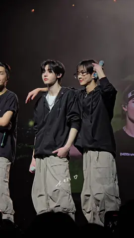 just thinking about this clip again 🤗 #enhypen #taerungz #jungwon #sunghoon 