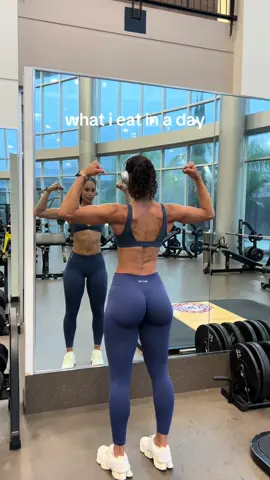 a day on my plate 🍊🥭🍦full meal details👇🏽 breakfast: bagel egg sandwich with turkey bacon, fruit & oj  snack 1: homemade strawberry matcha  lunch: crispy tofu, sweet potato tater tots, broccoli & apple  snack 2: homemade banana muffins  dinner: rice, shrimp, and green beans with sriracha aioli  dessert: ninja creami-mango + strawberry sorbet gym fit: @DFYNE  discount code: SAVANNAH