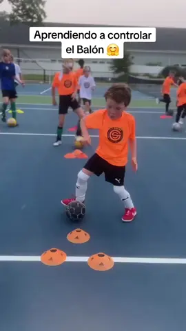 Aprende paso a paso todos los conceptos necesarios para entrenar niños  de 6 a 12 años y jóvenes de 13 a 18 años 🏃🏻‍♂️⚽️ No importa si recién te estás iniciando o ya tienes experiencia!! Mi Curso te dará los mejores y más avanzados métodos para aplicar en el entrenamiento de tus jugadores y equipo 💯 ¿QUÉ VAS A LOGRAR? ▪️Aprenderás la diferencia entre ser un DT y un entrenador, reconocer en qué campo de acción te quieres manejar. ▪️Podrás identificar las etapas infantiles y juveniles, conocerás que debes y que no debes trabajar en cada etapa del niño. ▪️Te mostraremos cómo entrenar todos los aspectos para la mejora individual del jugador como también los aspectos de equipo. ▪️Aprenderás cuales son los conceptos técnicos y tácticos a trabajar en cada edad y como trabajarlos. ▪️Sabrás sobre formaciones, sistemas de juego y modelos de juego. ▪️La diferencia entre un ataque combinativo y un ataque directo ▪️Conocerás lo que es un entrenamiento Analítico, uno Funcional y un entrenamiento global. ▪️Te mostraremos ejercicios para entrenar el pase, la recepción, el control orientado, disparos al arco o portería, desdobles, paredes, conducción, tercer hombre y mucho más. ▪️Sabrás como trabajar la parte física y no solo aprenderás la teoría sino que además te mostraremos la parte práctica. ▪️Aprenderás cómo planificar una semana de entrenamiento Todo esto y mucho más...🤩  🔹Ya están abiertas las inscripciones con 50% de descuento, CUPOS LIMITADOS.   🔹Si quieres saber más haz clic en el link del Perfil 😉  Créditos 🎥: @ #futbol #Entrenamiento #PreparacionFisica #FutbolJuvenil #directortecnico #Deportes 