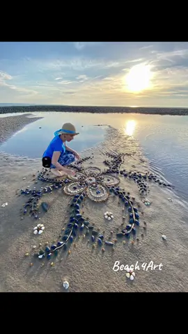 Summer’s Flower 🌼 Sandymere beach, Northdevon , England 🏴󠁧󠁢󠁥󠁮󠁧󠁿  30/07/24 . Size of artwork 2x1.80m #beachart #ephemeralart #landart #environmentalart #wellbeing #artisontiktok #fyp #commentontiktok #ephemeralart #inspiredbynature #arttherapy #northamburrowscountrypark #theraputic #theraputictiktok #summer2024 #july2024 #smile 