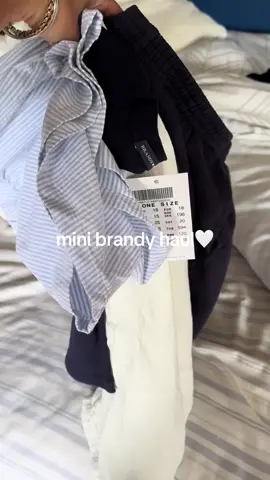 what i picked up this weekend on newbury 🤍 ignore my empty room, need to put up decorations #brandymelville #haul #tryonhaul @Brandy Melville 