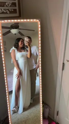 Engagement pictures time!! 💍🤍  #2025bride #engaged #wedding #photo #engagementphotoshoot 
