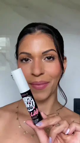 Eu estava procurando uma máscara que não deixasse os olhos manchados e achei essa No Panda da @Vizzela 🐼😍 Sai com água morna Não borra Fácil de remover sem precisar usar de demaquilante  #mascaradecilios #vizzela #vizellaoficial 
