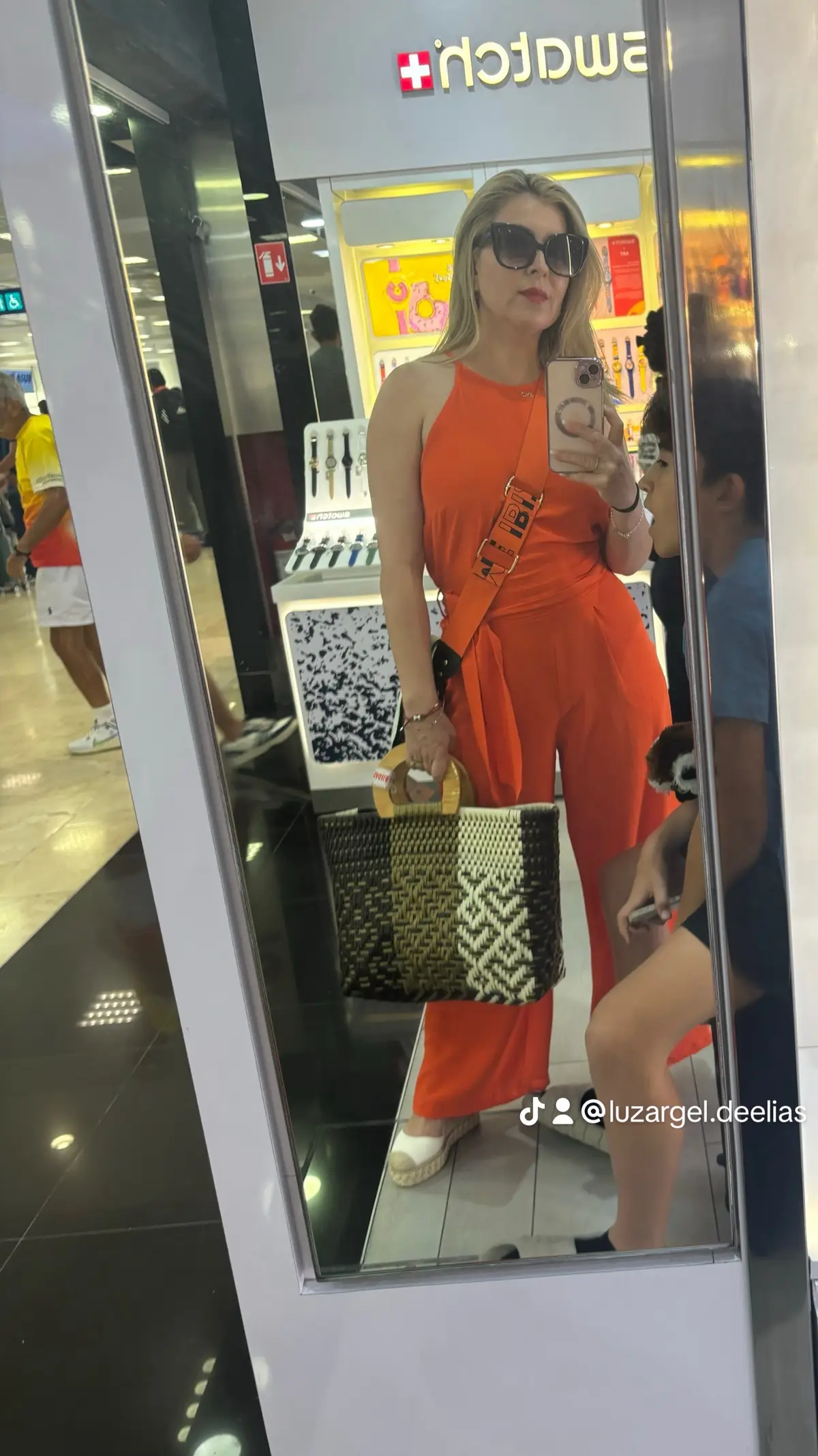 Mi pajarito bebe tratado de morderme ! Alegra mis dias ! 