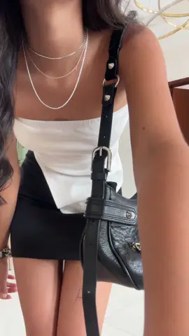 lookinho P&B de hoje 🖤🤍🖤🤍🖤🤍🖤🤍 #fashiontiktok #inspolook #lookinspiração #outfit #outfitinspiration #outfitinspo 