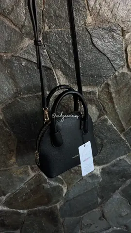 Siapa yang nungguin Claire Bag Black restock?😍🫵🏻 #fyp #tasviral #tasviraltiktokshop #slingbag #localbrand #lokalbrand #bostanten #bostantenindonesia 