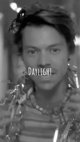 I love this in black & white 🖤🤍 #harrystyles #harrystylesvids #onedirection #harrystylesedit #harrystylesunreleased #loveontour #lot #harries #harrystylesfan #harrystylesdaylight 