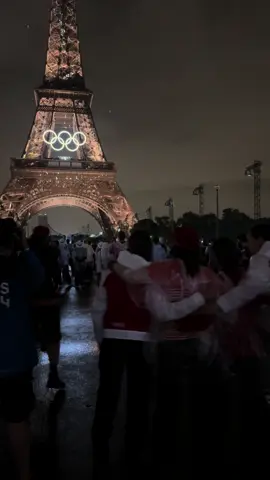 Ma vie de volontaire à la cérémonie d’ouverture sous la Tour Eiffel. Écouter Céline Dion chanter 