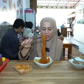 Makan mie jebew‼️ (Yt:Shanty Denny) #shantydenny #ratubakso #tehshantymukbang #miejebew #miejebewviral #bakso #bikinngiler #fyp #mukbangvideo #mukbangasmr #mukbangeatingshow #mukbangindonesia 