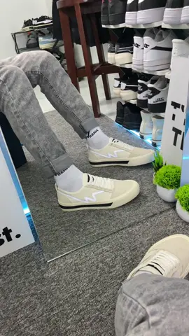 Wewalk reflektif menyala nih🔥 #sepatusneakers #wewalk #sepatunyala #sepatuputih #sepatumurah 