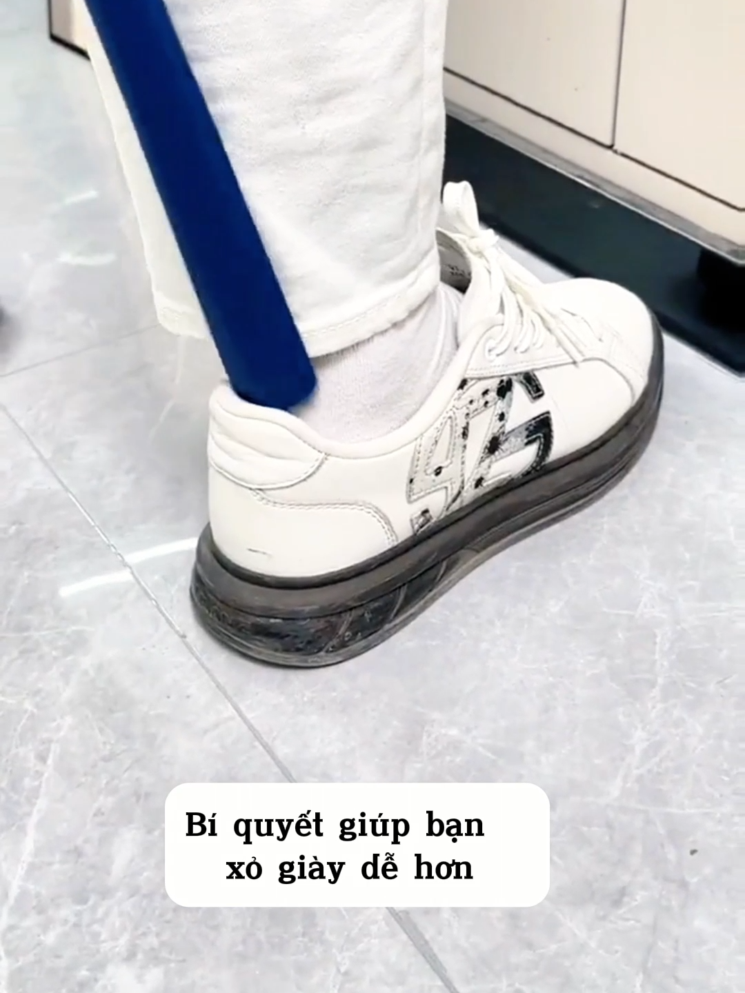 đón gót giày giúp các bác dễ xỏ giày hơn, treo tường tiện lợi #dongotgiay #giadungtienich #giadungnicehouse