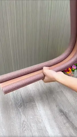 Nếu có hiện tượng rò rỉ không khí ở đáy cửa trong nhà thì bạn phải sử dụng nó! Nó còn có thể cách âm và đuổi chuột. Bật điều hòa cũng không sợ nóng lạnh thoát ra ngoài! Lắp dưới cửa không chỉ ngăn gió mà còn ngăn côn trùng, siêu thiết thực!! #thanhnepxopchankhecua #tienich #giadungphongngu #thietthuc #jizonguyen 