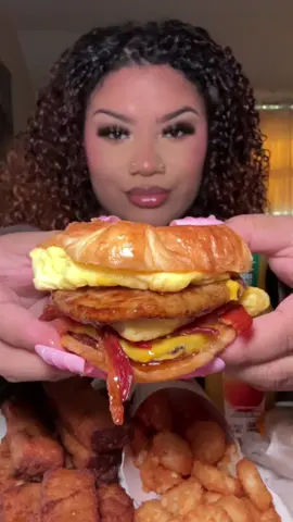 video by: @Kelly😮‍💨  tags: #americanmukbang #l4 #mukbang #mukbangvideo #foodies #asmreating #burritomukbang #fypシ #innoutburger #chipotle #wing #eatingshow 