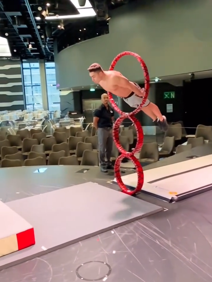 Not even phased 😅 (IG🎥: @roberto_alvarezz) #Unreel #Extreme #Acrobatics #cirquedusoleil #Circus