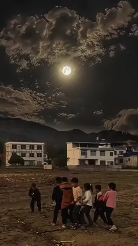 Just like one night when I was a child, playing games happily with my friends in the moonlight, the happiness of childhood is actually very simple #childhood memories #nostalgic memories 