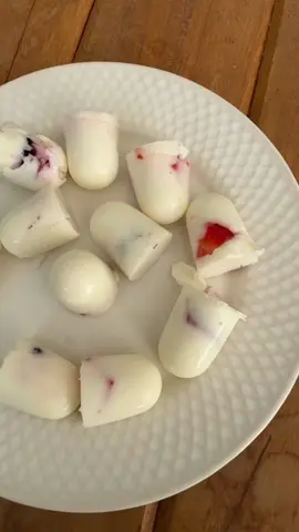 GOMAS DE IOGURTE COM FRUTA! Me mandaram essa receita e achei legal para fazer para as meninas! É bem simples e rápida! Você precisa de: ✨ 20g de gelatina sem sabor ✨ 1 xícara de iogurte grego ✨ Água quente ✨ Frutas que preferir  No final do vídeo eu deixei minhas considerações! 🫶🏻   #maternidade #maternidadereal #maternidadecomamor #dicas #receita #alimentacaoinfantil 