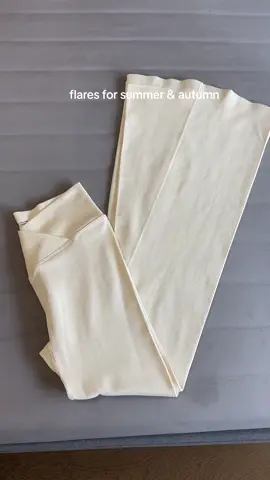 The perfect beige☁️ #flarepants #pants #gymgirl #leggings #GymTok #aesthetic #shapewear #basics #yogaflares 