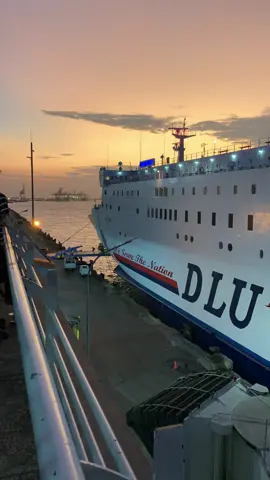 Menikmati senja di tepi kota..  #surabayanorthquay #pelabuhantanjungperak #surabaya 