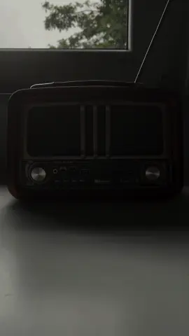 I bought a radio on vacation and the very first station it tuned into was an opera broadcast 📻🎭🎶 #oldradio #opera #oldsoul #music #radio #classicalmusic #operamusic #classic #vintage #darkacademia #vintageradio #fyp #fy #foryou 