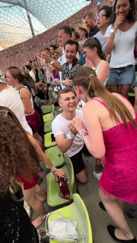 Ramon knelt to the ground and pulled out a ring And said, “Marry me💍“ Ich bin immer noch so überwältigt und bekomme direkt Pippi in den Augen wenn ich das Video sehe 🥹😭 An meiner Reaktion erkennt man, dass ich wirklich nicht damit gerechnet habe und mehrmals sage “echt jetzt?“ “wirklich?“ „hääää?“😂weil ich es einfach nicht glauben konnte🥹 oder mein Blick zu meiner Mama, ob das gerade wirklich passiert?🥹😂 Und ich Influencerin filme natürlich nur mich selber, weil es einer meiner Lieblingssongs von Taylor ist 😂 Es war einfach perfekt 😭 Kann es immer noch nicht glauben ♥️ #proposal #erastourproposal #antrag