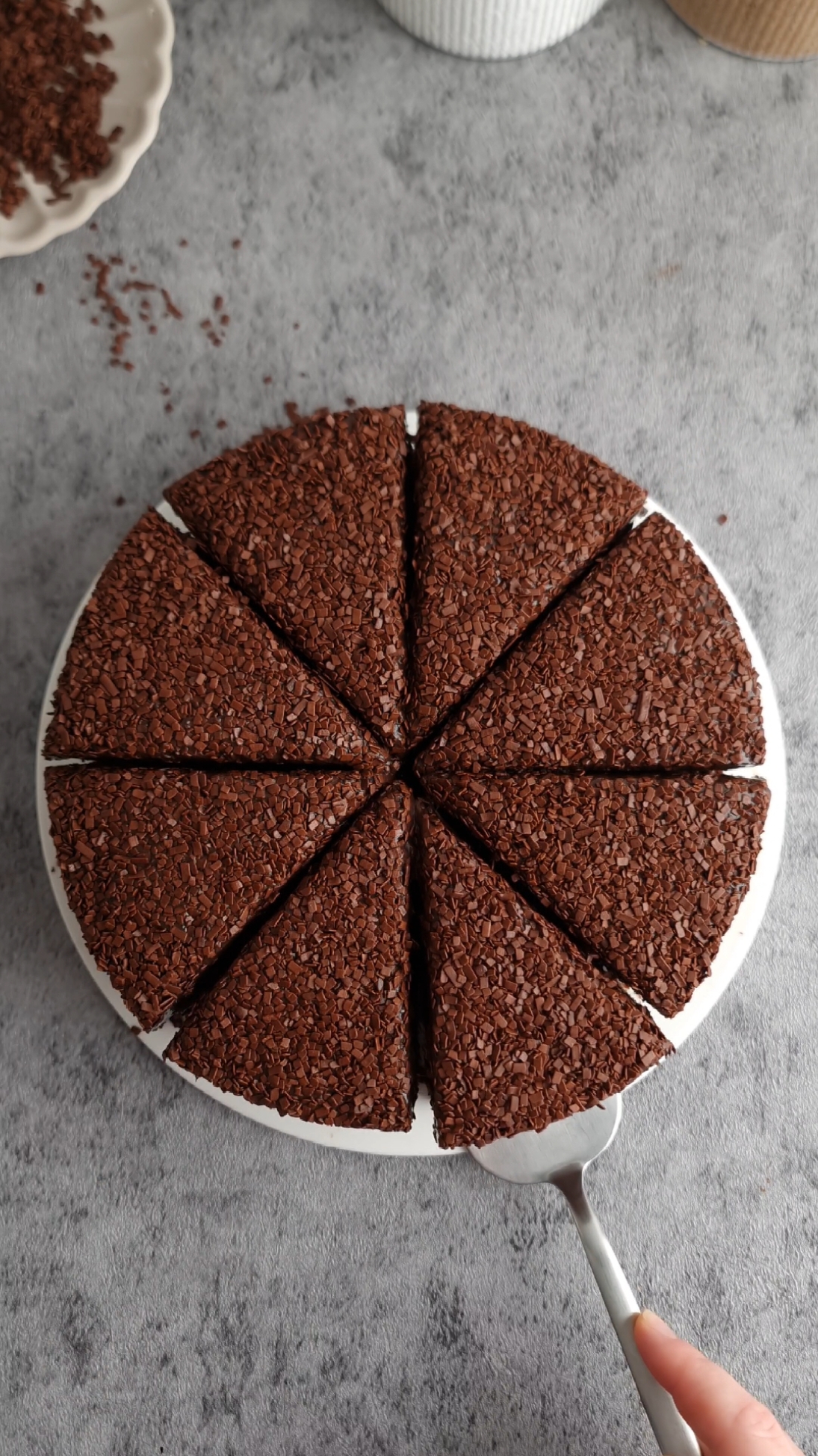 Gâteau au chocolat   130g d'eau chaude  1càc de café soluble  40g de cacao  Mélanger le tout et laisser refroidir  120g de beurre  120g de d'huile  Vanille 120g de sucre  2 œufs  200g de lait 1càs de vinaigre  280g de farine  6g de levure chimique  1/2càc de sel Mélanger tout les liquides pour avoir un mélange homogène, ajouter la farine, la levure chimique et le sel Mélanger puis verser dans un moule de 20cm de diamètre  Cuisson 25 à 30 min à 160° Laisser refoidir puis diviser en deux cercles. La ganache :  300g de crème entière  300g de chocolat noir  50g de beurre  Bouillir la crème, ajouter le chocolat puis mélanger Ajouter ensuite le beurre et mélanger Laisser figer à température ambiante avant de garnir et recouvrir votre gâteau 🇺🇸 chocolate cake 130g hot water 1 tsp instant coffee 40g cocoa Mix everything and let cool 120g butter 120g oil Vanilla 120g sugar 2 eggs 200g milk 1 tbsp vinegar 280g flour 6g baking powder 1/2 tsp salt Mix all the liquids to have a homogeneous mixture, add the flour, baking powder and salt Mix then pour into a 20cm diameter mold Cook for 25 to 30 min at 160° Leave to cool then divide into two circles. The ganache: 300g of whole cream 300g of dark chocolate 50g of butter Boil the cream, add the chocolate then mix Then add the butter and mix Leave to set at room temperature before garnishing and covering your cake.