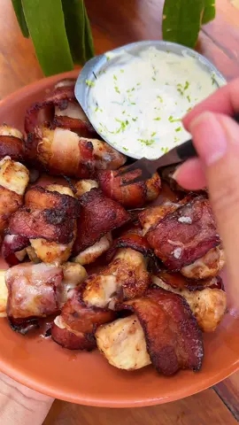 Medalhão Caramelizado 💛 800g de peito de frango  250g de bacon em fatias  1/2 colher de alho com sal batido (caseiro)  Pimenta do reino e raspinhas de limão a gosto  1/2 xícara de açúcar Mascavo  1 colher de sopa de cebola em pó  Queijo muçarela (opcional)  Molhinho ✨💛  2 colheres de sopa de maionese  3 colheres de sopa de iogurte natural  Raspinhas de limão  ✨Dicas importantes:  1- coloca na Air fryer pra assar por 20 minutos a 200 graus.  2- Na metade do tempo vire  eles com cuidado e coloca por cima mais um pouquinho de açúcar em cada um dos medalhões, isso vai deixar o bacon mais caramelizado.  3- Como esqueci da muçarela enrolada junto do bacon, eu joguei por cima dos medalhões quando faltava 1 minutinho pra acabar o tempo. Ela derrete  e dai é só tirar 😊 ✅ Já salva pra não perder  #medalhão #frango #churrasco #almoco #janta #receitasairfryer #medalhaodefrango #receitasfaceis