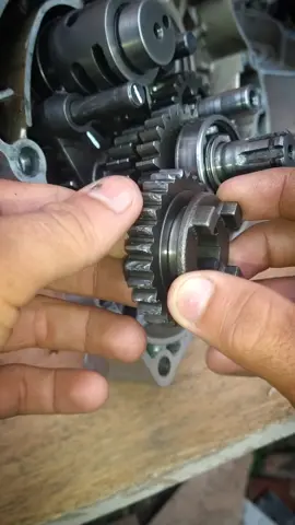 acá el problema del por qué los cambios de tu motocicleta suena#mecanica #moto #tendencia 