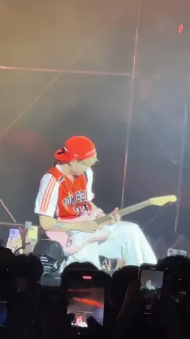 Đoạn Hùng mang Guitar điện lên diễn bản #catchmeifyoucan cuốn dã man luôn… em bé Muzik quá tuyệt vời 🔥🔥🔥🔥🔥 #QuangHungMasterD #fptpolytechnic #inCanTho #muzik @Quang Hùng MasterD 