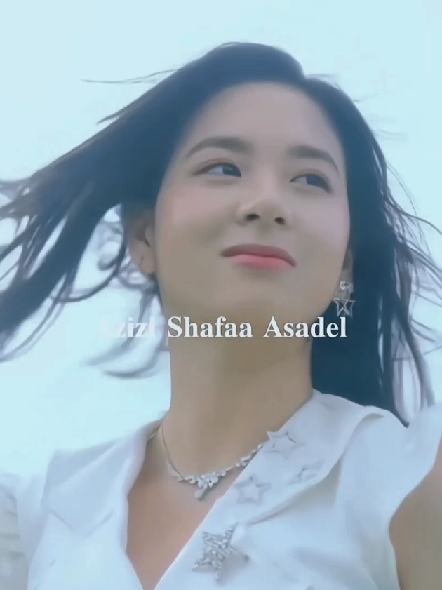 25 agustus dia terlahir kembali sebagai Zee tanpa nama belakang groub yang membesarkan namanya, melanjutkan perjalanan hidupnya yang baru dengan namanya sendiri Azizi Shafaa Asadel 🤍 ⋆𐙚˚ @zee ★ #zeejkt48 