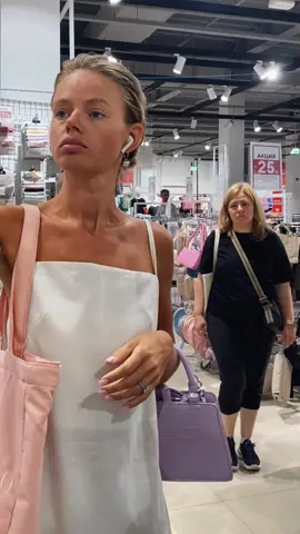 А ведь я просто хотела снять видео про сумки 😂 #reaction#reactiopeople#people#реакция#реакциялюдей#реакциялюдейнадевушку#warsawpeoplereaction#reactionvideo#modeling#model#catwalk#видеореакций#реакция 