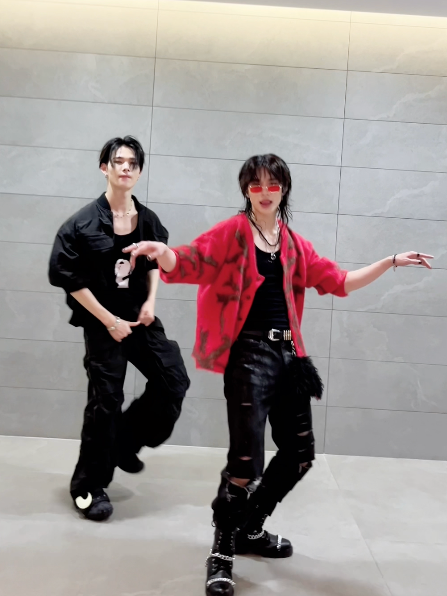 Heat The CHK❤️‍🔥 with #현진 #Hyunjin #StrayKids #스트레이키즈 #NI_KI #HB_Challenge #BroughtTheHeatBack #ENHYPEN @jypestraykids