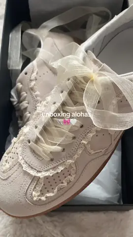 the it girl shoes for summer 🎀 simple but so cute @ALOHAS  #alohas #sneakers #crochetcreamalohas #2024fashion #coolgirl #shoes #laceshoes #girlythings #girlytok #pinterestaesthetic 