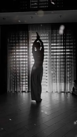 Для того чтобы растопить сердце, достаточно просто до него дотронуться...🤍#жиза #длянастроения #frozen #madonna #sickick #remix #dj #90s #dance #танцы #возрастнепомеха #hit #хит 