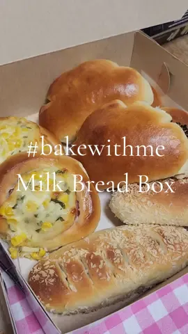 I'm honoring my energy today so it seems like a l go go go kind of day! 🤸🏃‍♀️‍➡️✨️ Here is my milk bread box fare 😍 Going to the neighbors 🫶✨️ #momtok #MomsofTikTok #chefmom #baker #BakeWithMe #bakery #homemadebread #homemade #freshbread #japanesemilkbread #tangzhong #shokupan #sahm #wfh #wfhmom 