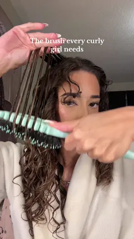 The ultimate curly girl brush💅🏽🫶🏼 @BounceCurl a staple in my curl routine💕 #fyp #hairtok #fypシ #bouncecurl #bouncecurlbrush #curlyhairroutine #haircare #curltutorial #curlygirlmethod #curlygirl #curls #curlyhair #curlcream #relatable #definingcurls #curlyhaircheck #healthycurls #curltok #hairstyle #haircareroutine #hydration #curlyhairtutorial 