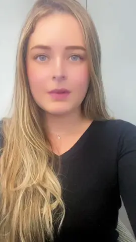 Multa de cancelamento da academia, pode? Atenção! A cobrança de multa por cancelamento não é ilegal, no entanto, o valor da multa não pode ser excessivo. No caso dos contratos de academias de ginástica, o Idec entende que seria razoável cobrar 10% do valor que o consumidor precisaria pagar até o fim do contrato. Por exemplo, se ele contratasse um pacote de seis meses por R$ 600 e desistisse no terceiro mês, deveria receber de volta 90% desse valor (R$ 270), e não os R$ 300 correspondentes à metade do plano, pois 10% corresponderiam à multa. Em todos os contratos analisados pelo Idec foram encontrados possíveis abusos quanto aos valores da multa aplicada, ou detectada falta de clareza no texto das cláusulas, que não esclarecem, muitas vezes, como é calculado o valor da multa. O que fazer: o consumidor pode dizer à empresa que não considera correto o valor da multa. Se a conversa não der resultado, uma alternativa é pagar a multa e lutar pela devolução do valor através do consumidor.gov, ou ainda discutir judicialmente a cláusula abusiva. Como foi feita essaa pesquisa? Durante o mês de julho, técnicos do Idec matricularam-se ou demonstraram interesse em se matricular (sem, contudo, assinar contrato) em dez academias da cidade de São Paulo (de pequeno, médio e grande porte): Bio Ritmo, B. Sport, Companhia Athletica, Competition, Contours, Curves Brasil, InShape, Rubel, Runner e Smart Fit. Em todas elas foi solicitado o contrato, mas em algumas, ele foi obtido em sua página virtual. O objetivo da pesquisa foi mostrar ao consumidor quais são as cláusulas e as práticas que podem ser consideradas abusivas, para ele poder avaliar criticamente as condições impostas pela academia de seu interesse, não importando em qual estado do Brasil ele se encontre. Se a academia não solucionar o problema amigavelmente, procure um advogado para resguardar os seus direitos!