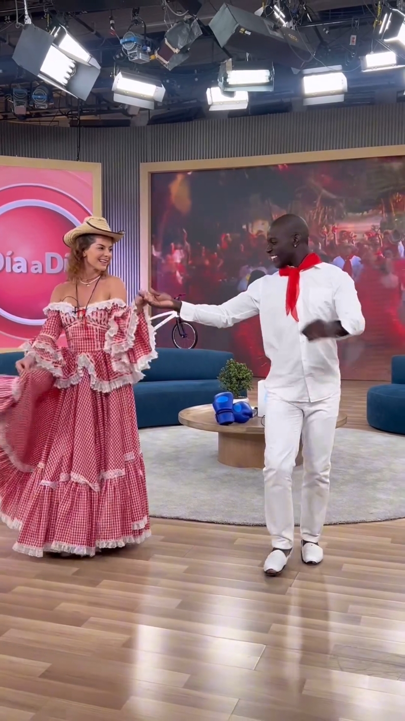 Qué mejor que rendirle un homenaje a Juan Madera, autor de ‘La pollera Colorá’ que falleció hace unos días a sus 102 años, bailando esta emblemática canción colombiana con @CAMPANITA  y @Carolina Cruz . 💃🇨🇴🕺 #ViveDíaADía #LaPolleraColorá #JuanMadera