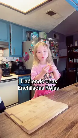 Haciendo enchiladas rojas ayudando a mi papa en la cocina !