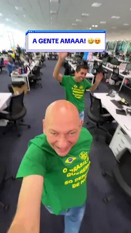 Vocês acharam mesmo que o Véio não iria entrar na trend? 😂 E o melhor de tudo, ele leva os colaboradores junto nas loucuras dele, A GENTE AMAAA! 🤣😍 Comente: qual é a próxima trend que você quer ver o Véio da Havan fazendo? #Trend #Reels #Vídeo #Moto #LucianoHang #Meme #Humor