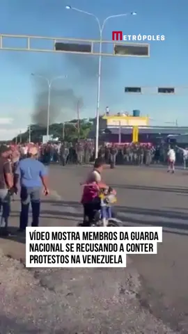Um vídeo que circula nas redes sociais mostra o momento em que funcionários da #GuardaNacional da #Venezuela teriam aderido aos protestos que tomam conta do país após se recusarem a conter as manifestações. Ordenados pelo presidente #NicolásMaduro, os militares da Guarda Nacional foram convocados nessa quarta-feira (31/7) para intervir nos protestos que contestam sua reeleição. Até o momento, pelo menos 12 pessoas já morr3ram e 749 foram presas em virtude da repressão dos protestos que tensionam o país. Os manifestantes questionam a legitimidade do resultado da eleição presidencial ocorrida no último domingo (28/7) no país latino-americano, que garantiu ao líder chavista Nicolás #Maduro a permanência no comando do país por mais seis anos. #tiktoknotícias