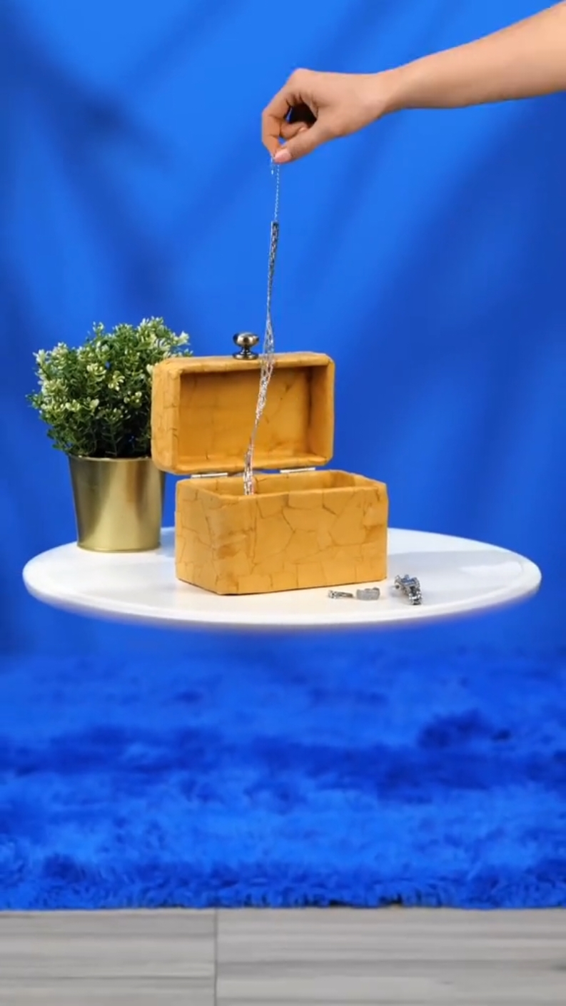 The most thoughtful gift is one made by your own hands! 🥰🥹 #DIY #gift #sustainableliving #budget #giftinspo Easy DIY gifts from recycled materials that you will definitely want to try, get inspiration on what to give to your friends and family!