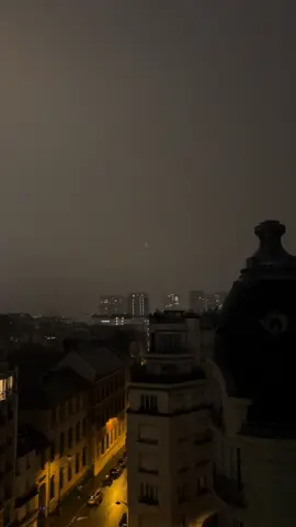 Sourate AR-RAAD / LE TONNERRE en français | Sourate 13 verset 13  «  Le tonnerre Le glorifie par Sa louange, et aussi les Anges, sous l'effet de Sa crainte. Et Il lance les foudres dont Il atteint qui Il veut. Or ils disputent au sujet d'Allah alors qu'Il est redoutable en Sa force». 🚨Republier au max🚨 La sourate Al-Ra'd (le Tonnerre) dans le Coran, au verset 13:13, mentionne les éclairs comme étant des signes d'Allah et des manifestations de Sa puissance et de Sa grandeur. #islam#coran#musulman#islamic_video#pourtoii#foryourpage#muslim#eclaire#pluie#flypシ#fly 