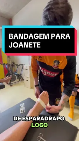 🦶 BANDAGEM PARA JOANETE 🦶 Você sofre com joanetes e quer aliviar a dor e o desconforto? Se liga nesse vídeo que vou te ensinar a fazer uma bandagem simples e eficaz para proteger e corrigir o alinhamento do seu dedão do pé! 🚨SE LIGA NA DICA DE OURO🚨 Benefícios da Bandagem: 🔹 Alívio da Dor: Reduz a pressão sobre o joanete e alivia o desconforto. 🔹 Correção do Alinhamento: Ajuda a manter o dedão em uma posição mais natural. 🔹 Proteção: Previne o atrito e a formação de calos. Dica do fisio: Combine a bandagem com calçados confortáveis e exercícios de fortalecimento para melhores resultados! Ah, procure seu fisioterapeuta ❤️ 👣 Cuide bem dos seus pés! Marque seu amigo que precisa dessa dica! 👍 Curta e compartilhe!  #FisioterapiaEsportiva #Joanete #Bandagem #CuidadosComOsPés #SaúdeDosPés #PrevençãoDeLesões #VidaSaudável