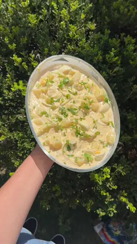 Maionese Caseira de alho com Batatas e ovos 🥚 🙃🤤 No liquidificador coloque 3 ovos crus, 1 pimenta da sua preferência, 1 dente de alho, 1/2 cebola média, 1 limão pequeno espremido. Bata isso tudo por 3 min. Deixe ficar bem branquinho essa batida. • Assim que terminou de bater por 3 min, vá colocando fios de óleo até engrossar e ficar na textura como no vídeo •Não esqueça do sal e pimenta pq faz toda diferença para realçar o sabor • Maionese pronta, reserve. Ingredientes e modo de preparo da maionese de batata: quantidade a olho: Batata cozida picadas maiores ou como preferir Ovos cozidos cortados quadradinhos Cebola cortada meia lua Salsinha picadinha Bastante suco de limão Sal  Junte todos os ingredientes, coloque o suco de limão, sal e acrescente o creme de alho aos poucos. Vá acrescentando e misturando até ficar na textura que mais gostar! Essa maionese é mais gostosa ainda bem gelada! Se der tempo, deixe gelar algumas horas! O molho de alho ve pode comer com churrasco, caso sobre! Passe ele na carne.. fica delicioso Ib @juperdomohome  #maionesecaseira #maionesetemperada #maionesedebatata #receitas #cozinhecomigo 