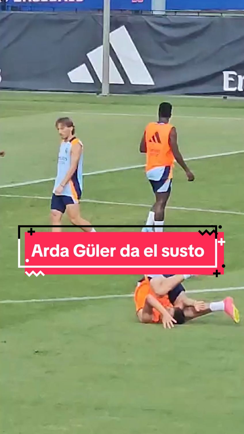 💥 El tremendo susto de Arda Güler tras un duro golpe de Rüdiger, que se preocupó al segundo por su compañero  😱 Sus gestos de dolor paralizaron el entreno un par de minutos 🫢 Todo quedó en un golpe... y el central le pidió perdón una vez puesto en pie 📹 @Joel del Río 
