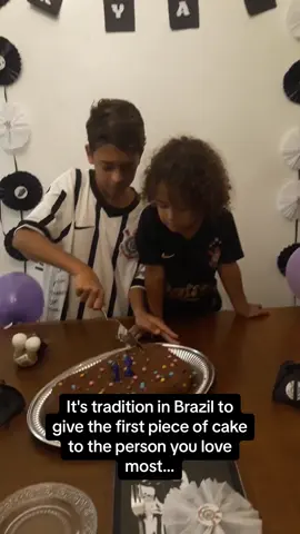 In Brazil, it’s a tradition to share the first slice of birthday cake with your loved ones. 🍰❤️ Instead of following the usual custom of giving it to parents, in this family, older brother Ryan surprises everyone by giving the first piece to his younger brother Antonio, leaving Antonio in tears! 🥲 #RoadTo15Million #Pubity  (Via: Viralhog)